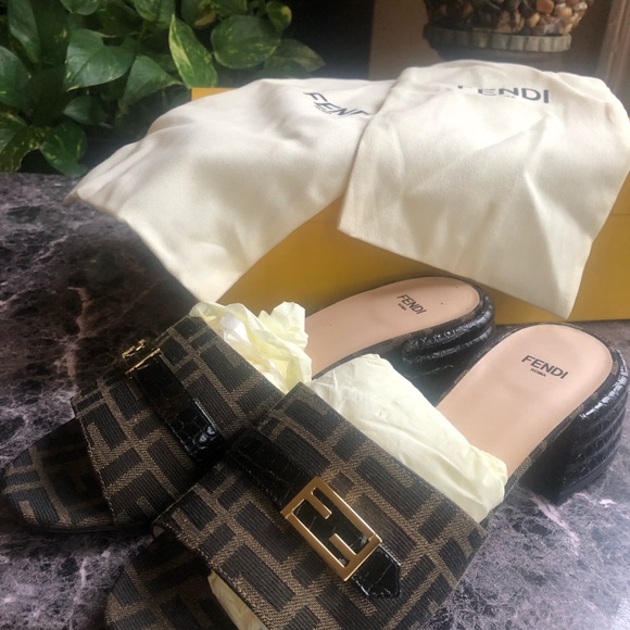 FENDI SANDALS - Picture 4 of 9